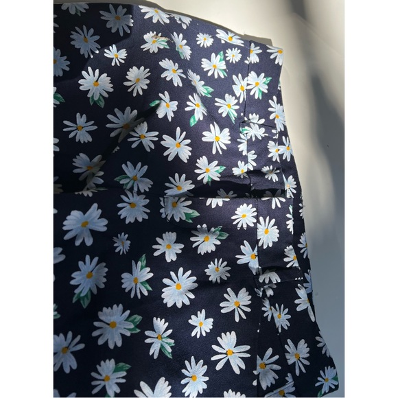 Old Navy — Pixie Ankle Pants W/ Daisy Print • Pantalones con diseño de flores• - Picture 7 of 10